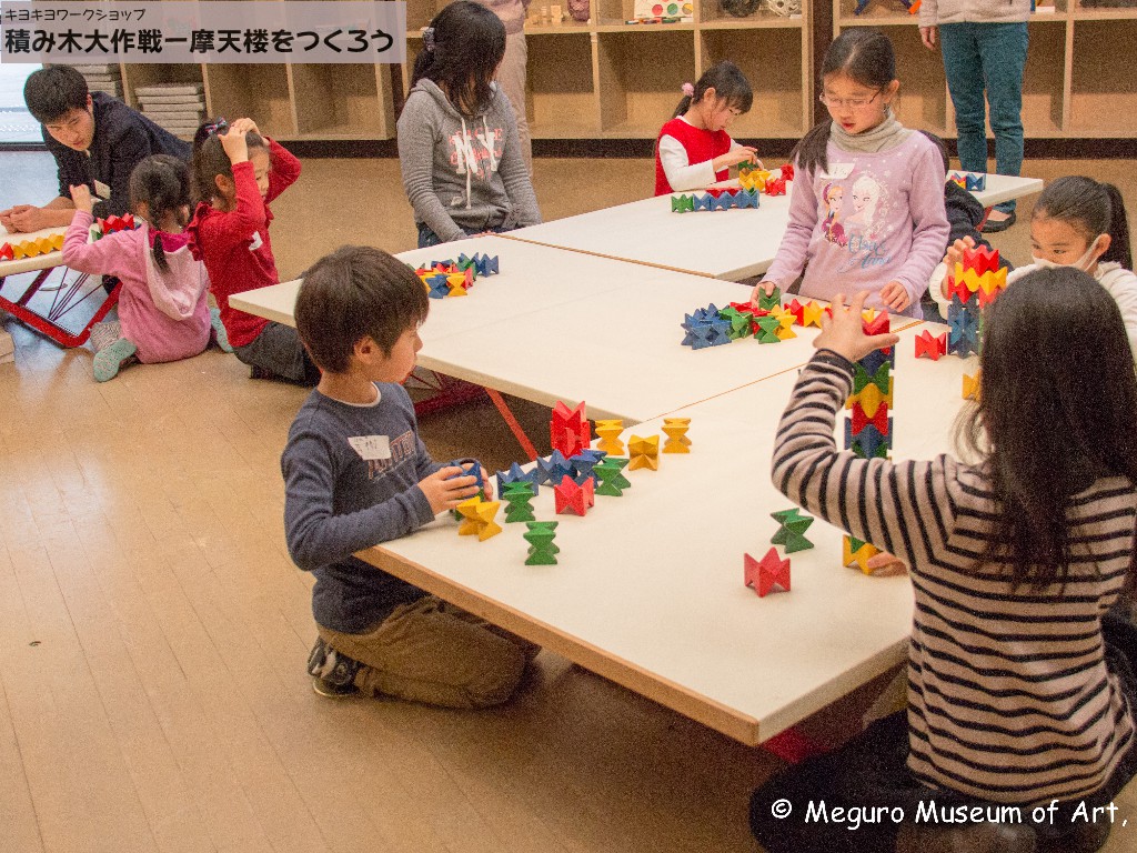 不思議なかたちの積み木です。